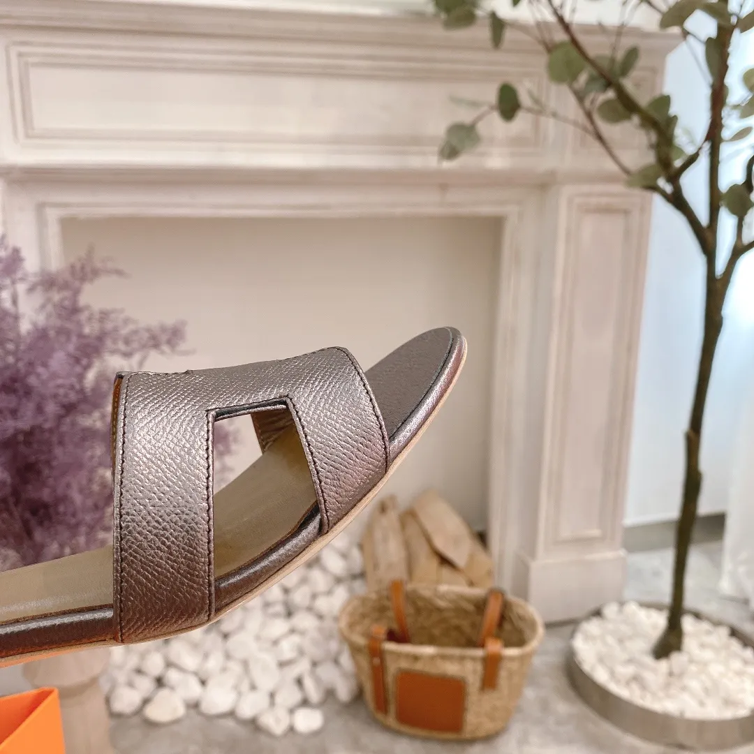 👟👟Ex-factory price 300👟👟 Genuine leather sole +40 🦄Hermès "Palm Print" has added new color sandals, "Year-round shipment" with three-dimensional concave and convex feeling on the classic "H" upper... It is a must-have item in your wardrobe, and it is magically versatile in this summer! This model fully demonstrates the classic Hermès style "palm print". Classic calfskin material ~ imported sheepskin. Lining 🐎Size: 34~42. Heel height ② type: low heel 1.5cm. Medium heel 4.5cm. Genuine leather sole +40 rubber sole.